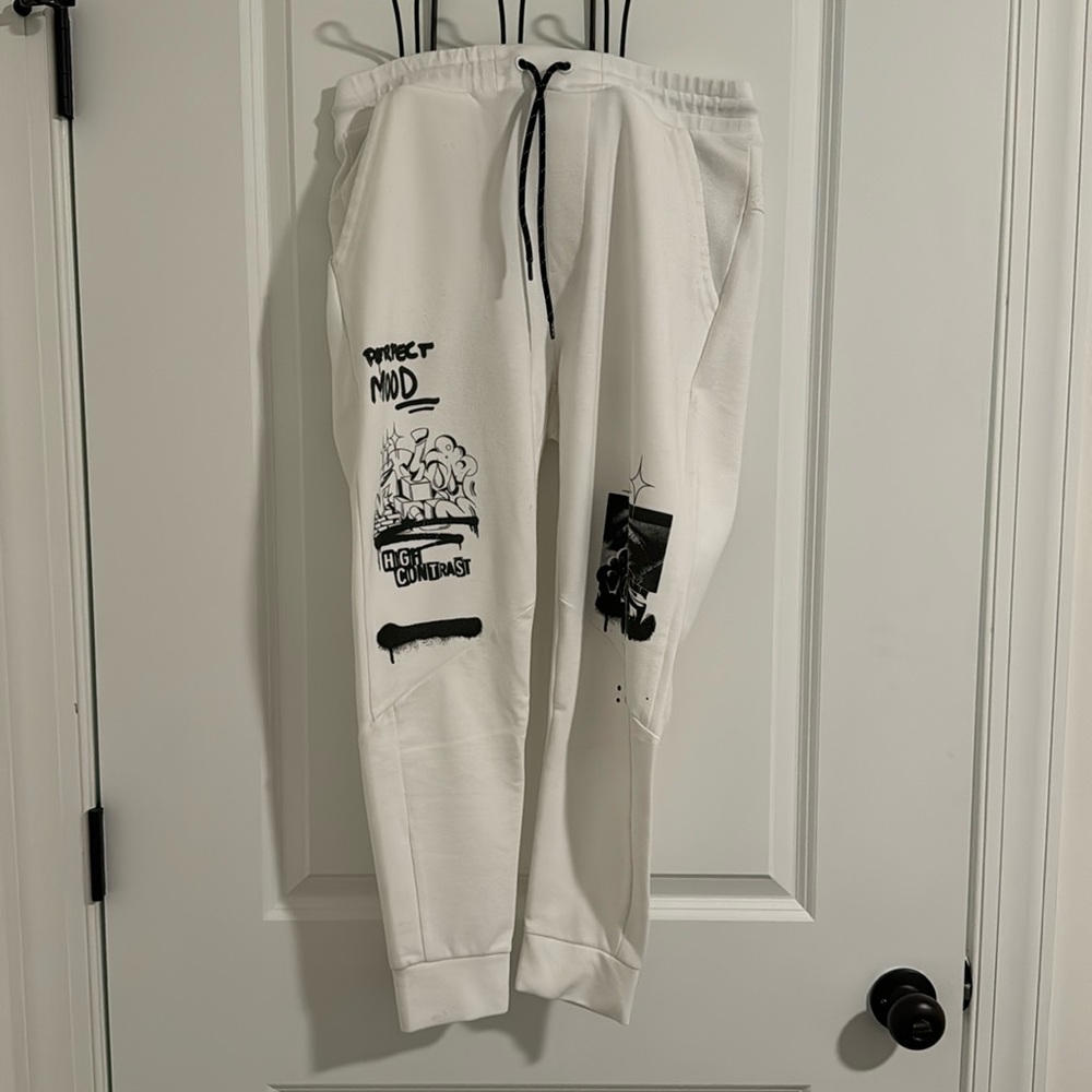 Zara man white sweatpants with graphic